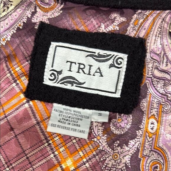 Chic Black Vest with Gold Eyelets - Picture 3 of 4